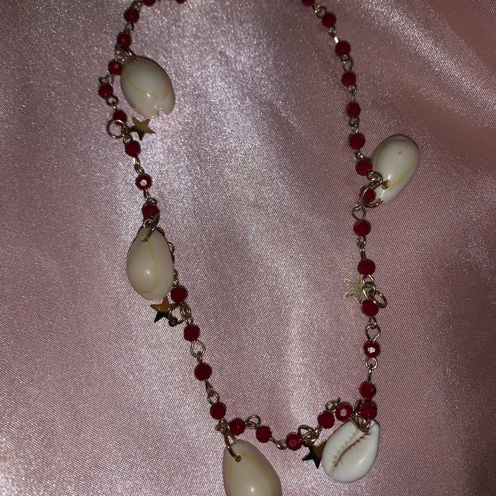 Red shell necklace